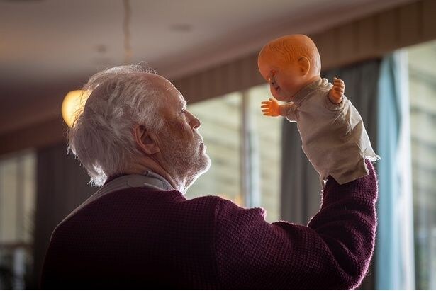 ジェニー・ペンという名のドールセラピー用の人形を肌身離さない(『ジェニー・ペンはご機嫌ななめ』)