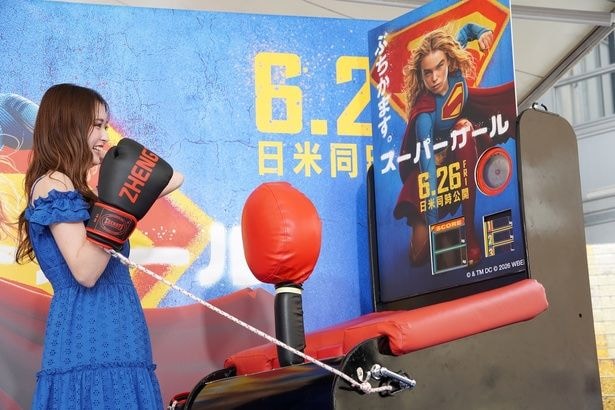 パンチングマシーンにチャレンジ!ゆうちゃみ、マシーンに結びつけられた紐の短さに苦戦