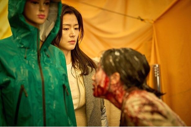 【写真を見る】生命工学者のクォン・セジョンを演じるのは、『猟奇的な彼女』(01)のチョン・ジヒョン