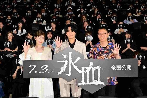 笑顔で手をふる3人