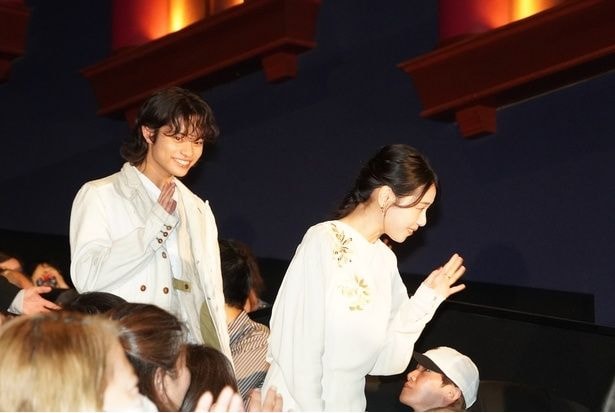 笑顔で手を振って、歓声に応えた