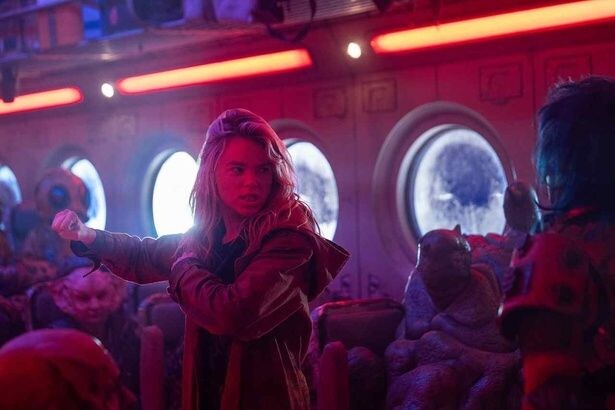 主人公スーパーガール/カーラ・ゾー=エルを演じるミリー・オールコック
