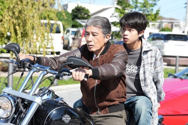 舘ひろしがハーレーに乗ってショットガンをぶっ放す!『免許返納!?』本編冒頭シーンをチラ見せ