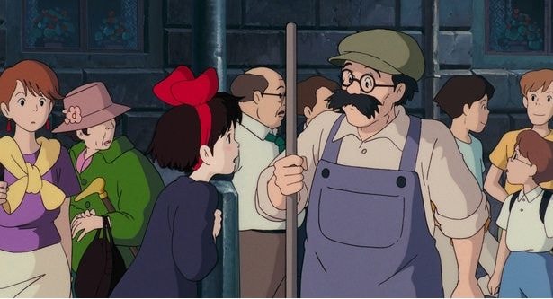 キキにデッキブラシを貸したと誇らしげにするおじさんの後ろに注目!
