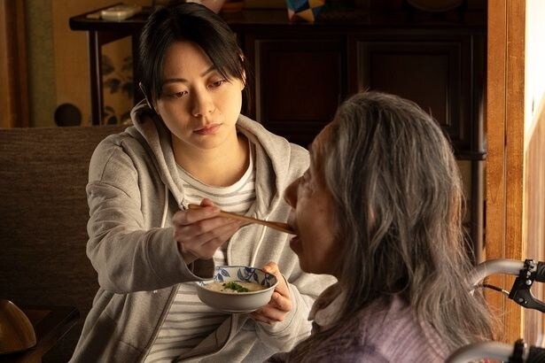【写真を見る】山下リオ演じる主人公の佳奈は、介護を通じ、パラノイア的な恐怖に苛まれていく…