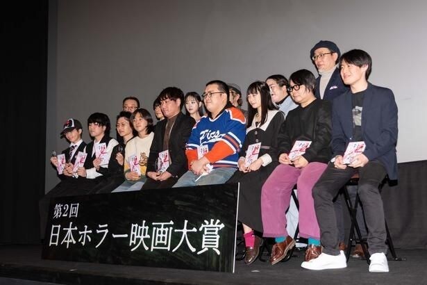 『彼は僕だったかもしれない』(ヤマモトケンジ監督)で二色冬香がホラーちゃんねる賞を受賞した第2回日本ホラー映画大賞の様子