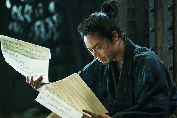 事件のあらましを記した文書を食い入るように読み漁る黒田官兵衛