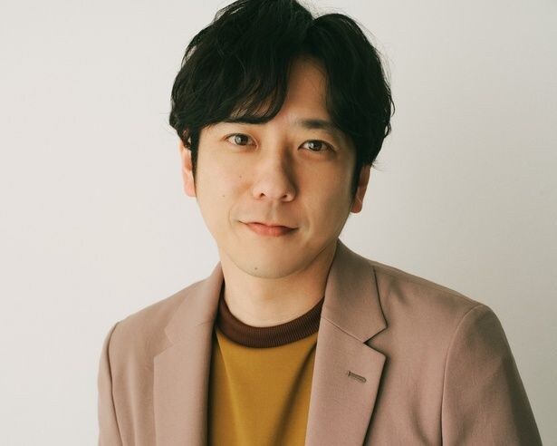 【写真を見る】二宮和也、自分の出演作は「お客さんと一緒に観ることが多い」撮り下ろし写真もたっぷり掲載!