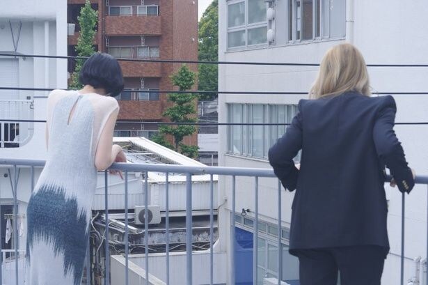 【写真を見る】取材の合間に、2人そろってテラスから外を眺めるヴィルジニーと多緒