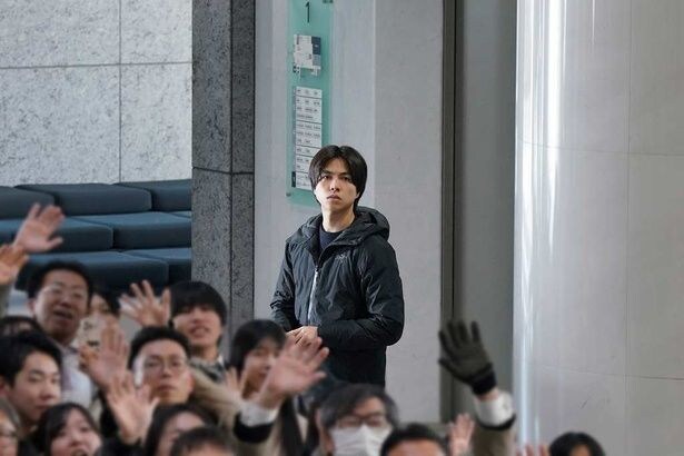 【写真を見る】重岡大毅(WEST.)が演じる主人公の初海航の表情がなんとも気になる！