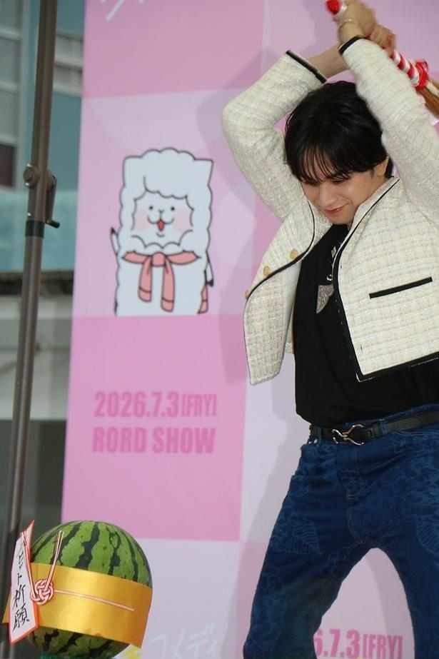 【写真を見る】中島健人が鏡割りならぬ“スイカ割り”も実施!