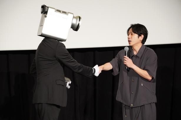 【写真を見る】二宮和也、カメラ男と握手!