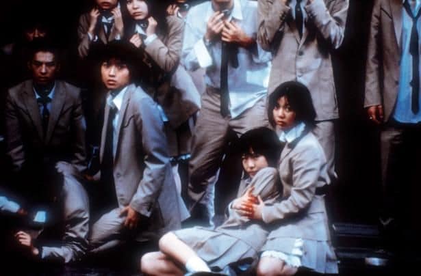 中学生同士による殺し合いという刺激的な内容は公開当時大きな話題となった(『バトル・ロワイアル』)