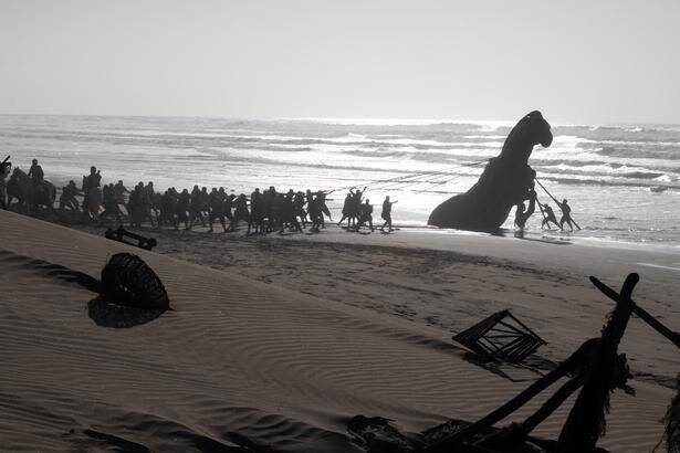 【写真を見る】海辺に巨大な姿を現すトロイの木馬