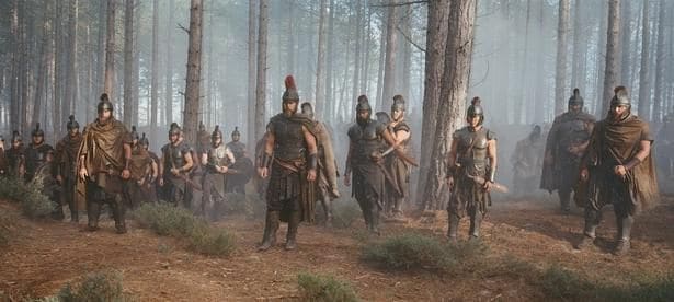 自軍の兵士を率いるオデュッセウス(マット・デイモン)