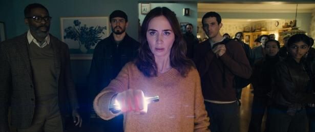 スティーヴン・スピルバーグ監督最新作『ディスクロージャー・デイ』緊迫アクション、UAP、ミステリーサークルなどを捉えた場面写真が大放出!