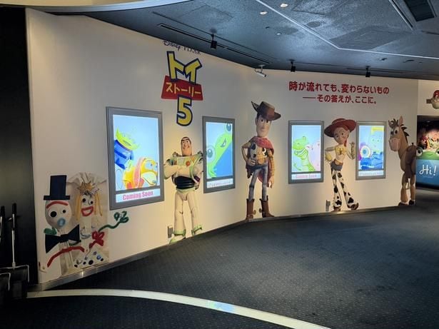 スクリーンに向かうまでの道も見どころ満載！(TOHOシネマズ なんば)