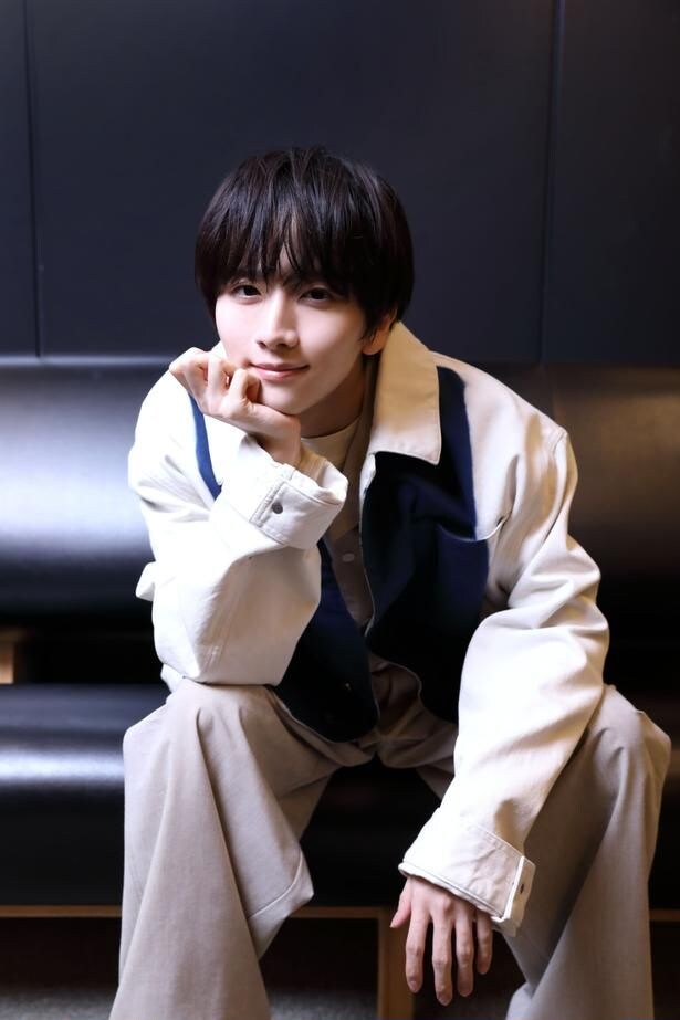 【写真を見る】不敵な笑みに魅了される…板垣李光人の“美”が詰まった撮りおろし!