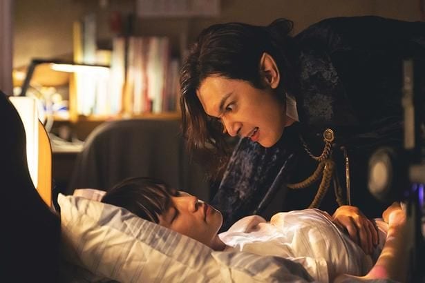 【写真を見る】18歳童貞の血を求めるバンパイアから情愛を寄せられる15歳の男子高校生、李仁を好演(『ババンババンバンバンパイア』)