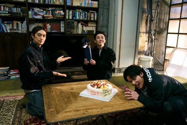 【写真を見る】12月9日に誕生日を迎えた高橋一生を、バースデーケーキで祝福する斎藤工と水上恒司
