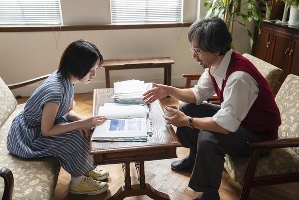 朝子(早瀬憩)が事件当時の弁護士(滝藤賢一)と対面