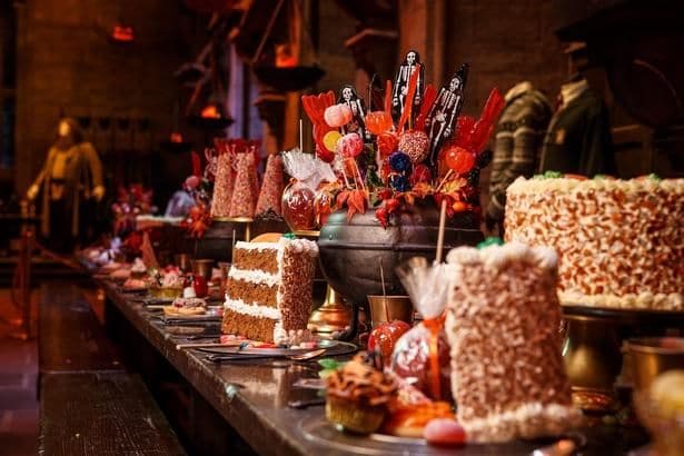 テーブルに並ぶお菓子がハロウィーンムードを一気に高める