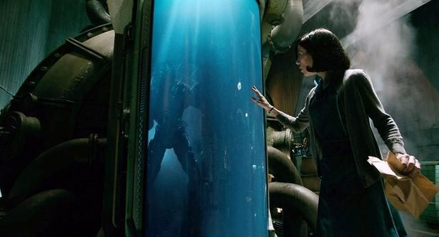 孤独な女性が人間に捕らわれた異形の「半魚人」と心を通わせる『シェイプ・オブ・ウォーター』