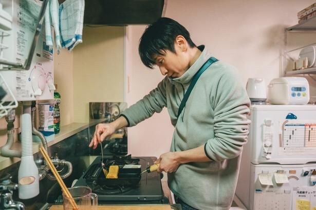 【写真を見る】安田章大演じる大貴が丁寧に玉子焼きを焼くシーン