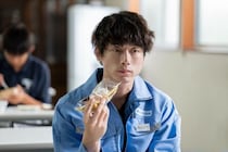 家族を知らない孤独な青年を坂口健太郎が体現！『私はあなたを知らない、』日常を切り取った場面カット