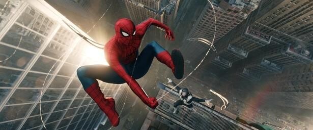 【写真を見る】遠隔で人々を操る謎のフードの人物がスパイダーマンに襲いかかる!