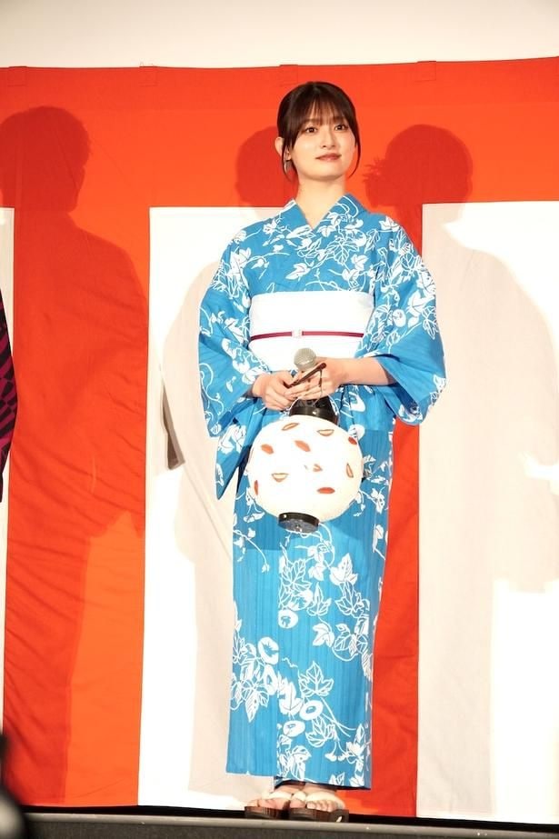 吉川愛、空色の浴衣姿を披露!