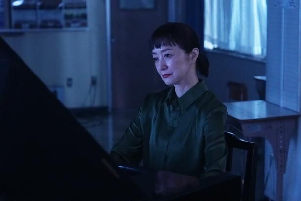 【写真を見る】伝説の音楽教師と生徒たちの日々を収めた場面カットも解禁！
