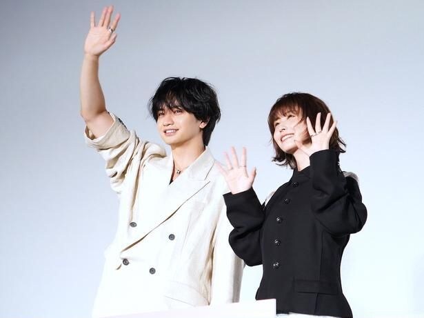【写真を見る】映画『ラブ≠コメディ』(公開中)は「ジョブコメディ」という声もあるとのこと。笑顔で手を振る中島健人と長濱ねる。