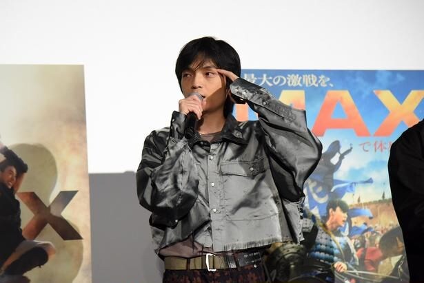 信と同郷の尾平を演じた岡山天音