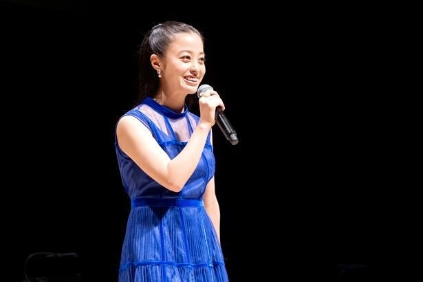 モニター越しに撮影時のエピソードを語る橋本環奈