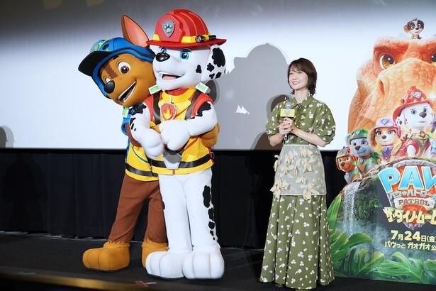 【写真を見る】抱き合うチェイスとマーシャルに会場から「かわいい！」の声も。大島優子は「親子ともども”パウ・パト”が好き！」と笑顔