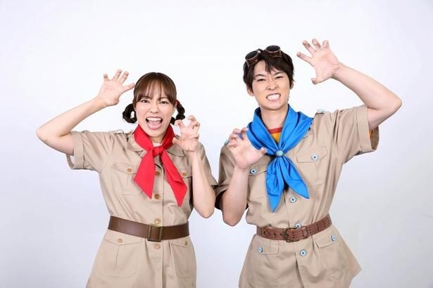 【写真を見る】NHK Eテレ「おかあさんといっしょ」の名コンビだった、あづきおねえさんと、まことおにいさんがポーズ!