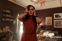 主演ローズ・バーンの誕生日記念！『ワンオペレーション』現実に翻弄される主人公の日常を切り取った場面写真が解禁