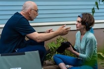 アン・ハサウェイ×ジェシカ・チャステイン共演のサイコスリラー『隣⼈たち』名匠ブノワ・ドゥロームが初監督作を語るインタビュー＆メイキング映像