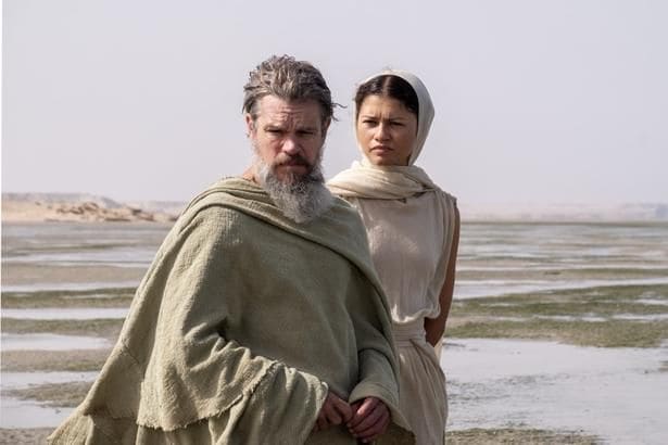 主人公のオデュッセウス(マット・デイモン)と女神アテナ(ゼンデイヤ)