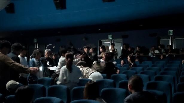 アクション部と座席の上を、ライブハウスのダイバーのように転がるアクションにも挑戦していた成宮
