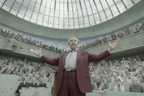 トム・クルーズ主演『DIGGER／ディガー』“石油王”の破天荒ぶりが炸裂する場面写真＆ムビチケ発売決定！
