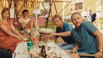 ザンドラ・ヒュラー主演ヒューマン・コメディ『ハルバーシュタットの埋蔵金』悪巧みする住民たちの掛け合いを捉えた予告映像が解禁！