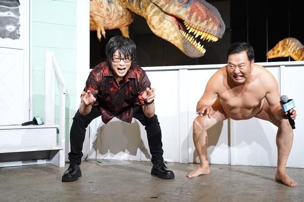【写真を見る】声優・森川智之、とにかく明るい安村のレクチャーで恐竜に関する“はいてますよ”ポーズを披露!
