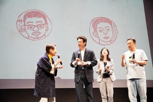 【写真を見る】そっくり！パク・ジョンミン＆ヨン・サンホ監督に、似顔絵と名前が彫られた“世界に1つだけ”のハンコが送られた