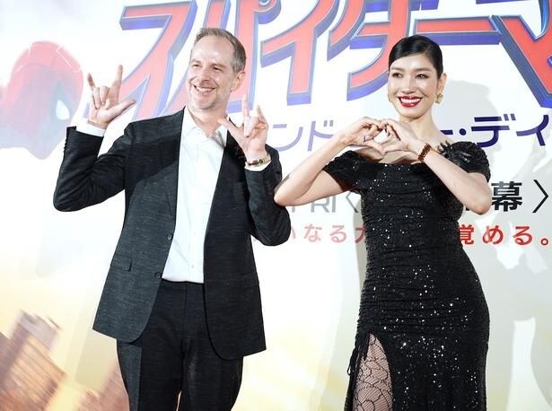 アンミカ＆セオドール・ミラー夫婦も仲良くポーズを決めていた