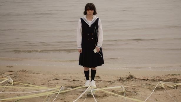 見えない敵と対峙するエレナ、決着の行方は…(『インビジブルハーフ』)