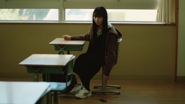 いじめの標的となっていたクラスメイト。常に耳に付けていたイヤホンを失ったことで、不可解な行動をとり始める(『インビジブルハーフ』)