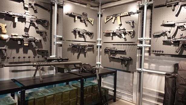様々な銃が飾られたジンマンのアジト