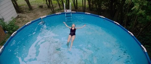 プールや水が印象的に用いられ、生と死の象徴など様々な解釈を生みだしている(『イット・フォローズ』)
